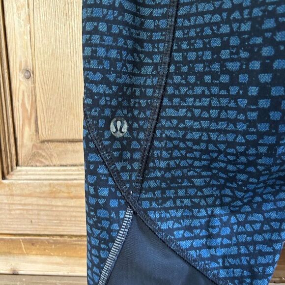Lululemon 6 Blue Black Cropped Leggings Mesh Details Pockets Capri Printed‎ - Picture 8 of 8
